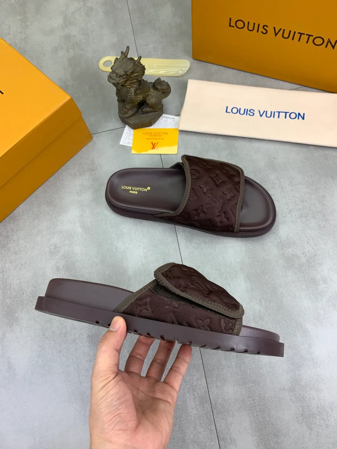 Men's shoes 💰P320 💰[New style]🆘 Original quality [LOUIS VUITTON] The popular Louis Vuitton LV men's slippers on the official website are on sale simultaneously! Original fabric imported from Italy, original factory special supply, code number: 38-44 (45 customized), many colors available